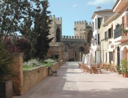 alcudia_wall_1.jpg